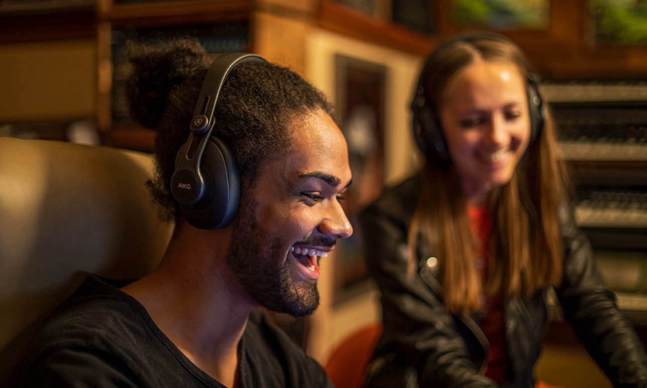 Voller Komfort bei der Arbeit mit den AKG K361BT