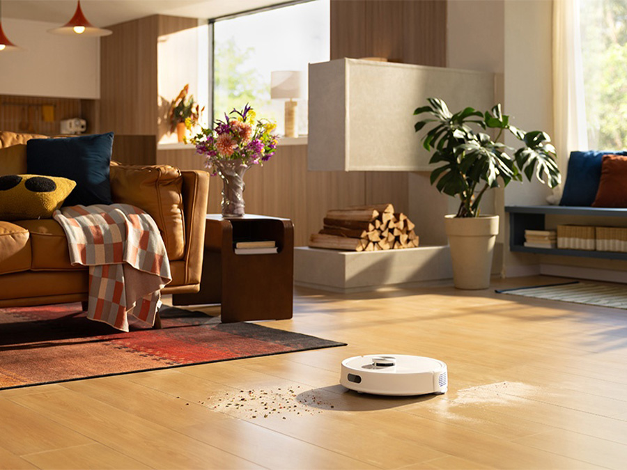 Roborock Q7 TF Weiß saugt verstreute Verschmutzungen auf dem Boden eines geräumigen, stilvollen Wohnzimmers