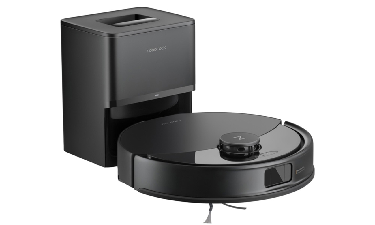 Nahaufnahme des Sets Roborock Q10 mit schwarzem Saugroboter und automatischer Absaugstation auf hellem Boden; gut sichtbares Roborock Logo