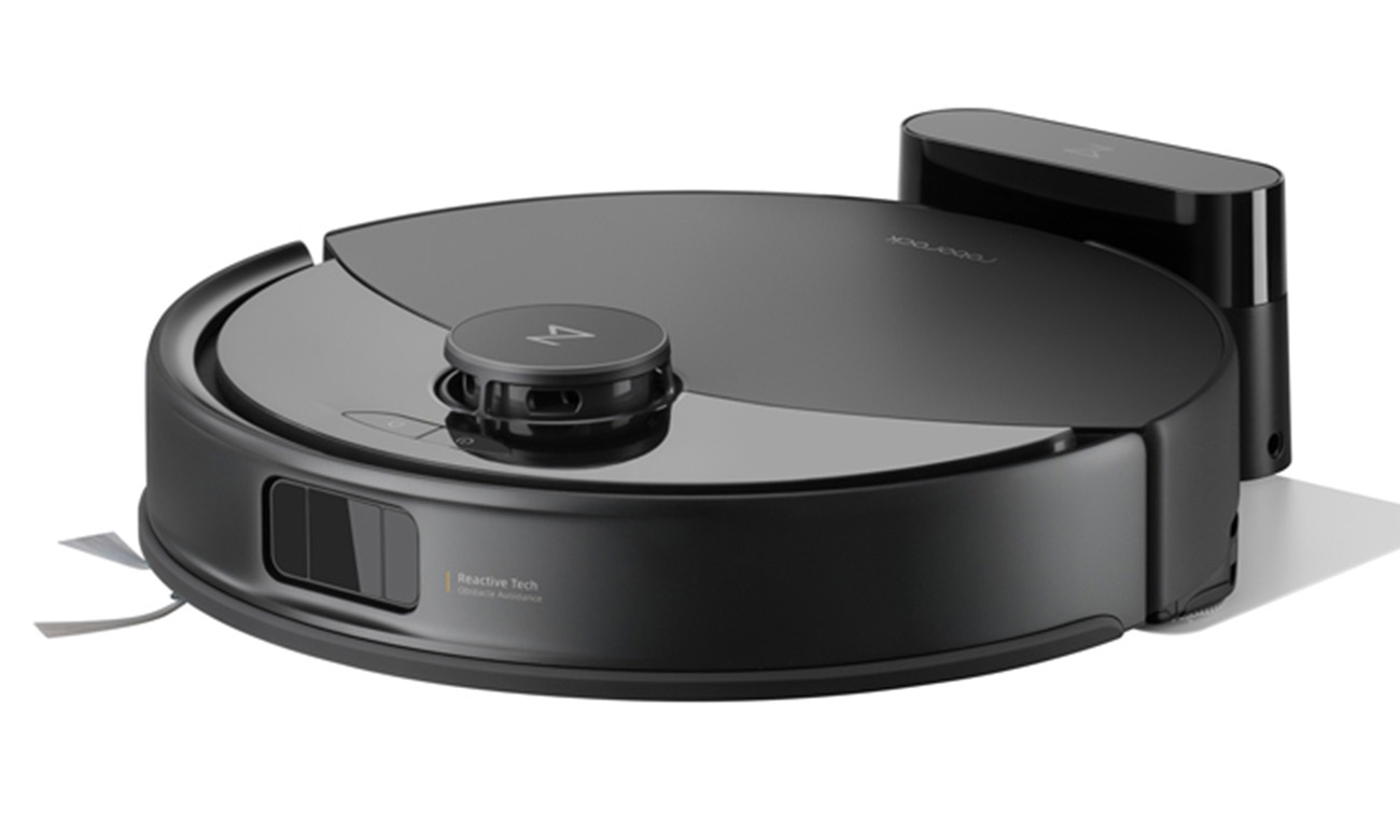 Nahaufnahme des Roborock Q10 PF Black neben der Ladestation