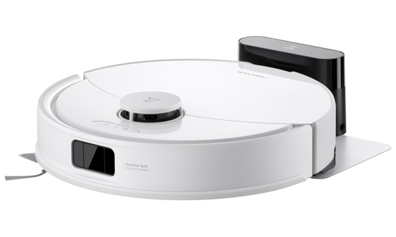 Weißer Staubsaugerroboter Roborock Q10 PF White auf weißem Hintergrund in Seitenansicht, auf der Ladestation platziert
