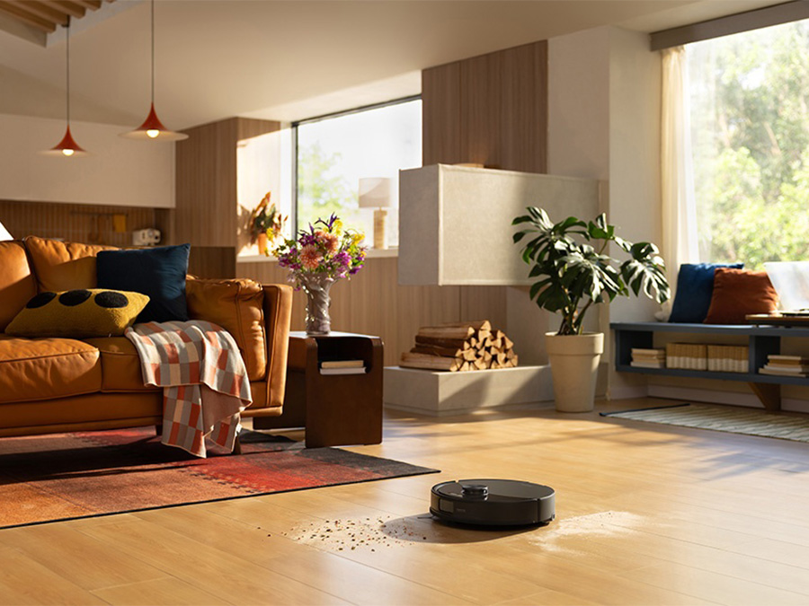 Roborock Q10 VF beim Aufsaugen von Schmutz in einem hellen Wohnzimmer