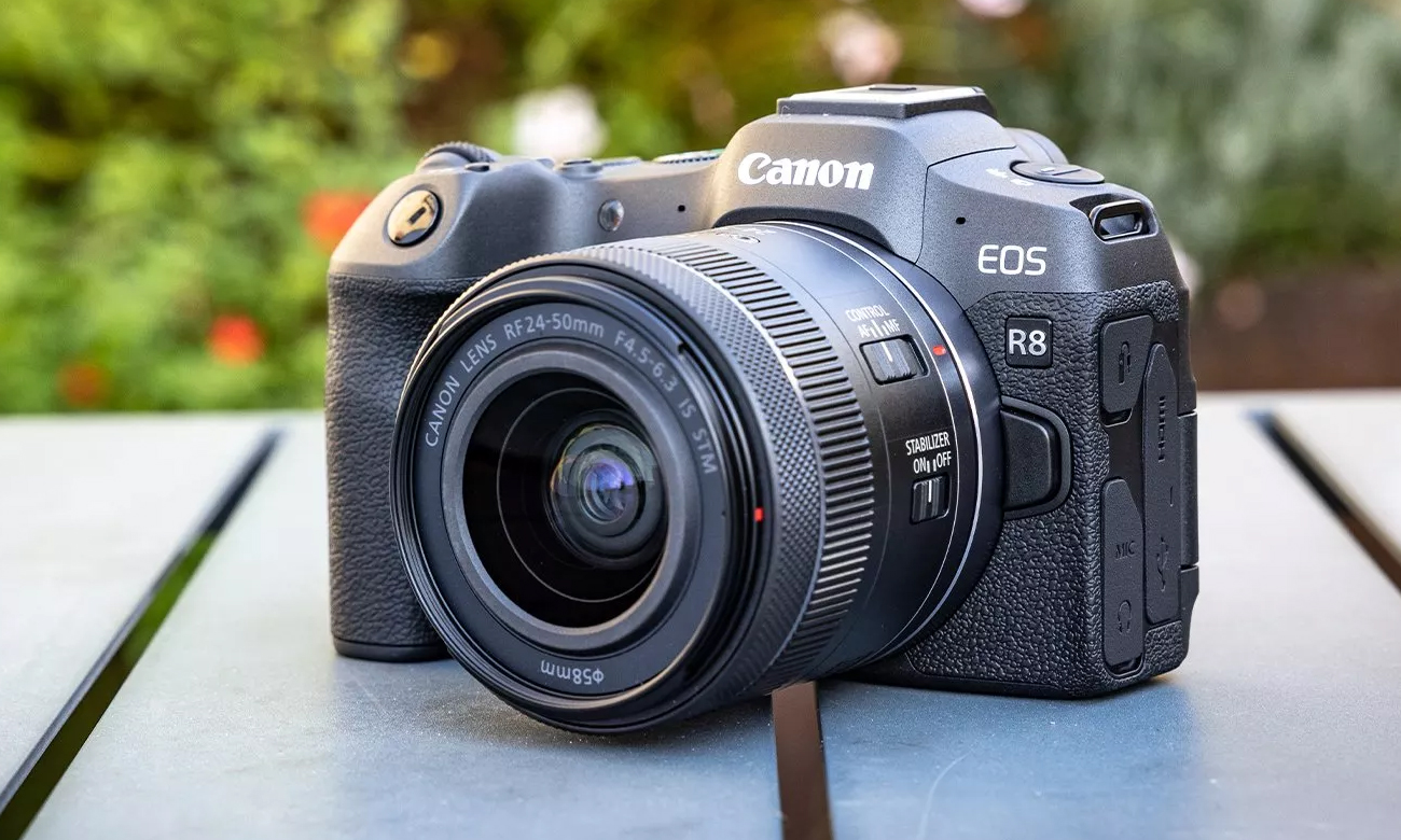 Spiegellose Kamera Canon EOS R8 mit RF 24-50mm f/4.5-6.3 IS STM Objektiv