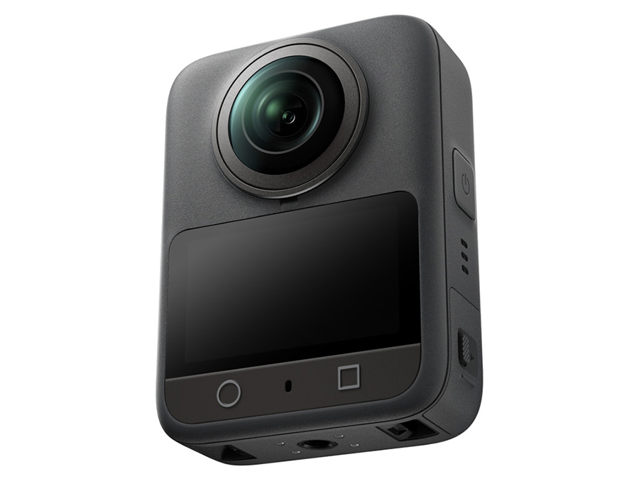 Kamera sportowa DJI Osmo 360 Standard Combo z przodu z widocznym ekranem dotykowym i obiektywem 360 stopni