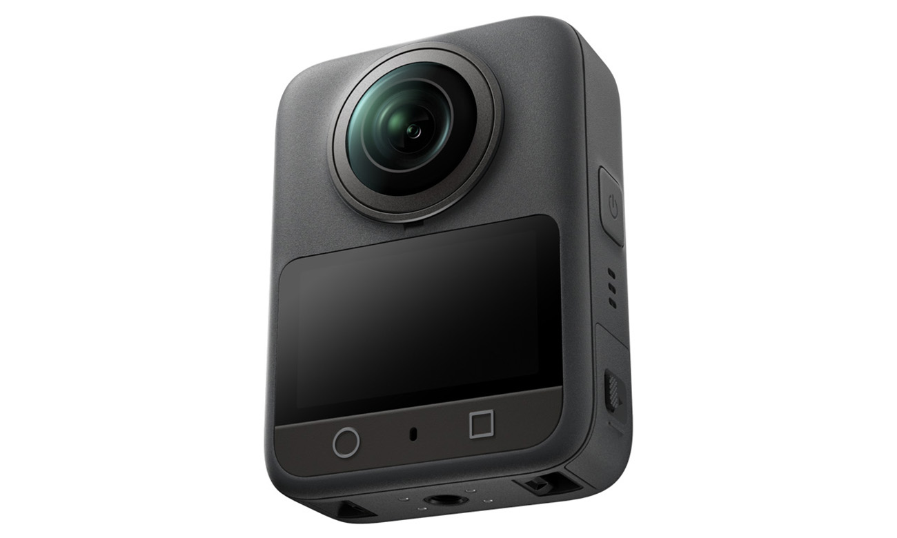 Kamera sportowa DJI Osmo 360 Standard Combo z przodu z widocznym ekranem dotykowym i obiektywem 360 stopni