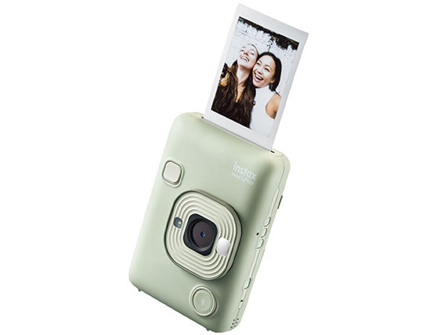 Grüne Fujifilm Instax Mini LiPlay Kamera, die Selfies von zwei Frauen druckt