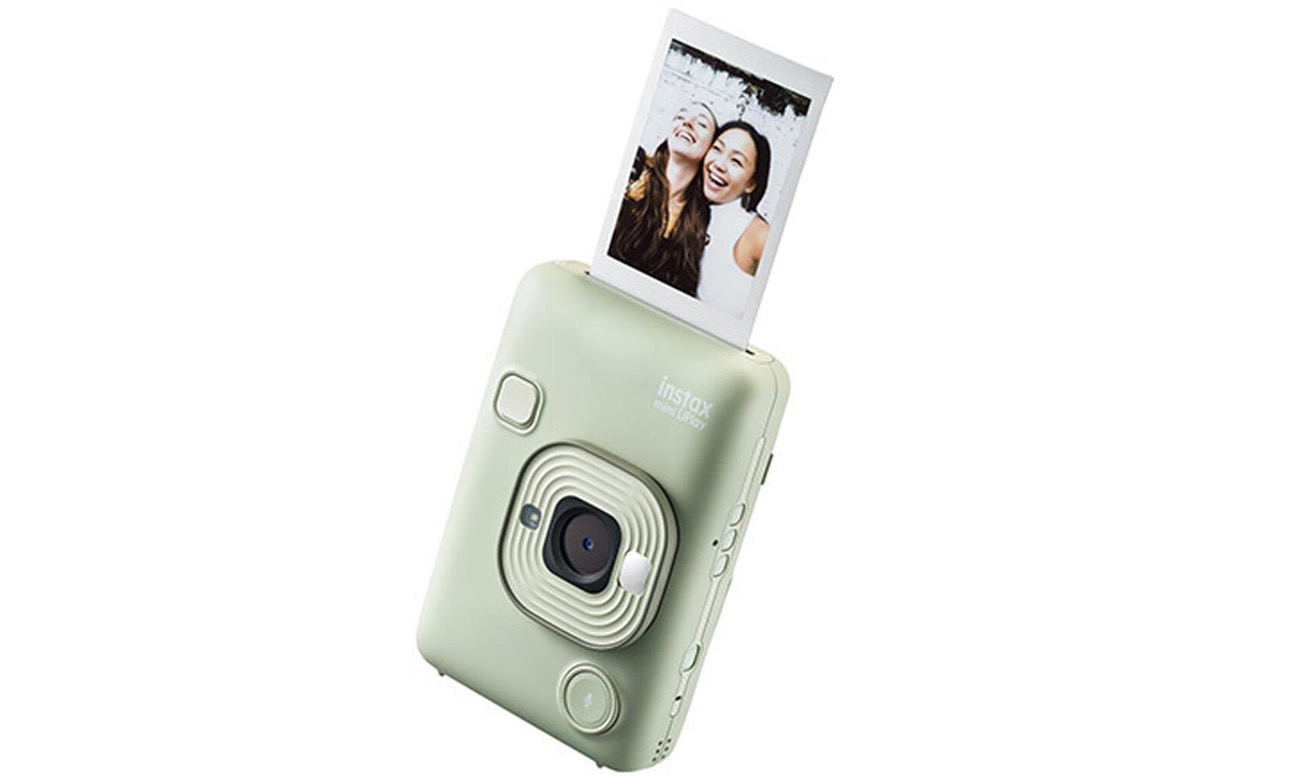 Grüne Fujifilm Instax Mini LiPlay Kamera, die Selfies von zwei Frauen druckt