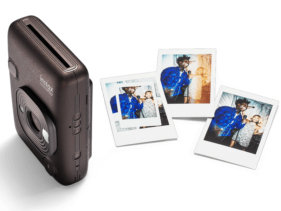 Fujifilm Instax mini LiPlay in braun neben drei gedruckten Fotos