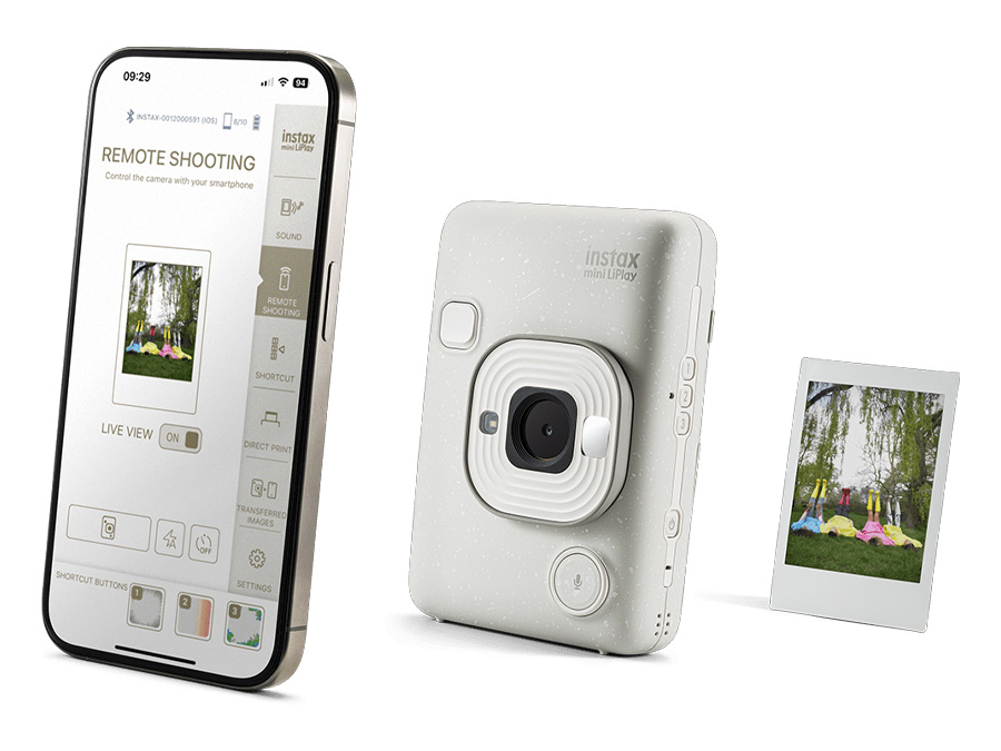 Weißer Fujifilm Instax mini LiPlay neben einem Smartphone mit App zur Fernsteuerung
