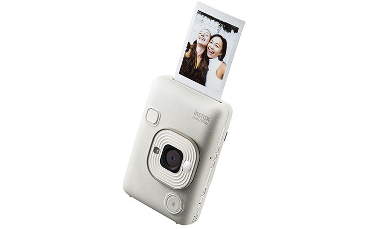 Weißer Fujifilm Instax mini LiPlay auf dem Tisch mit Accessoires und gedruckten Fotos