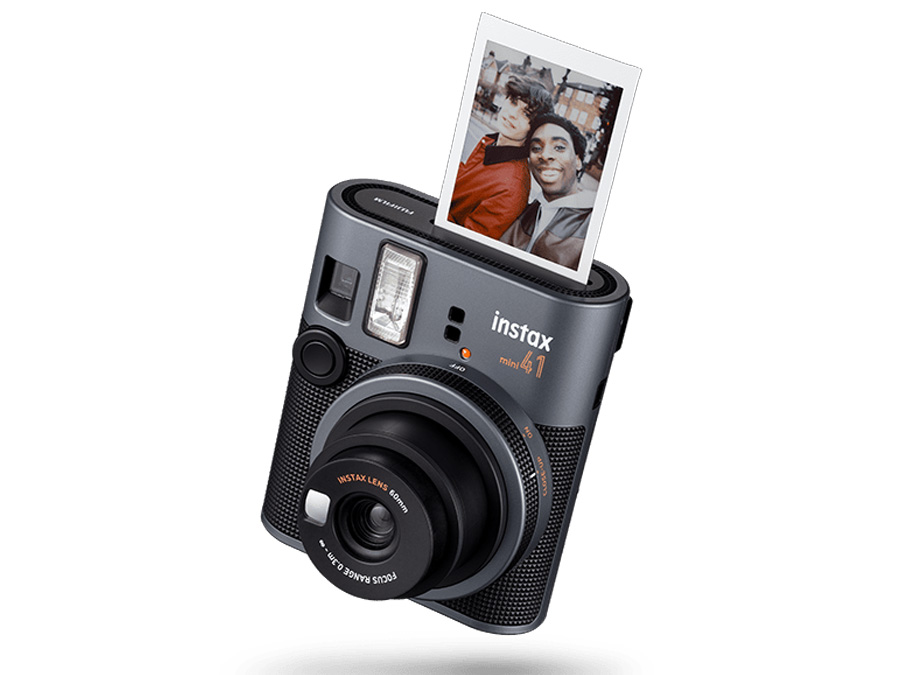 Aparat natychmiastowy Fujifilm Instax mini 41 drukujący zdjęcie selfie dwóch osób