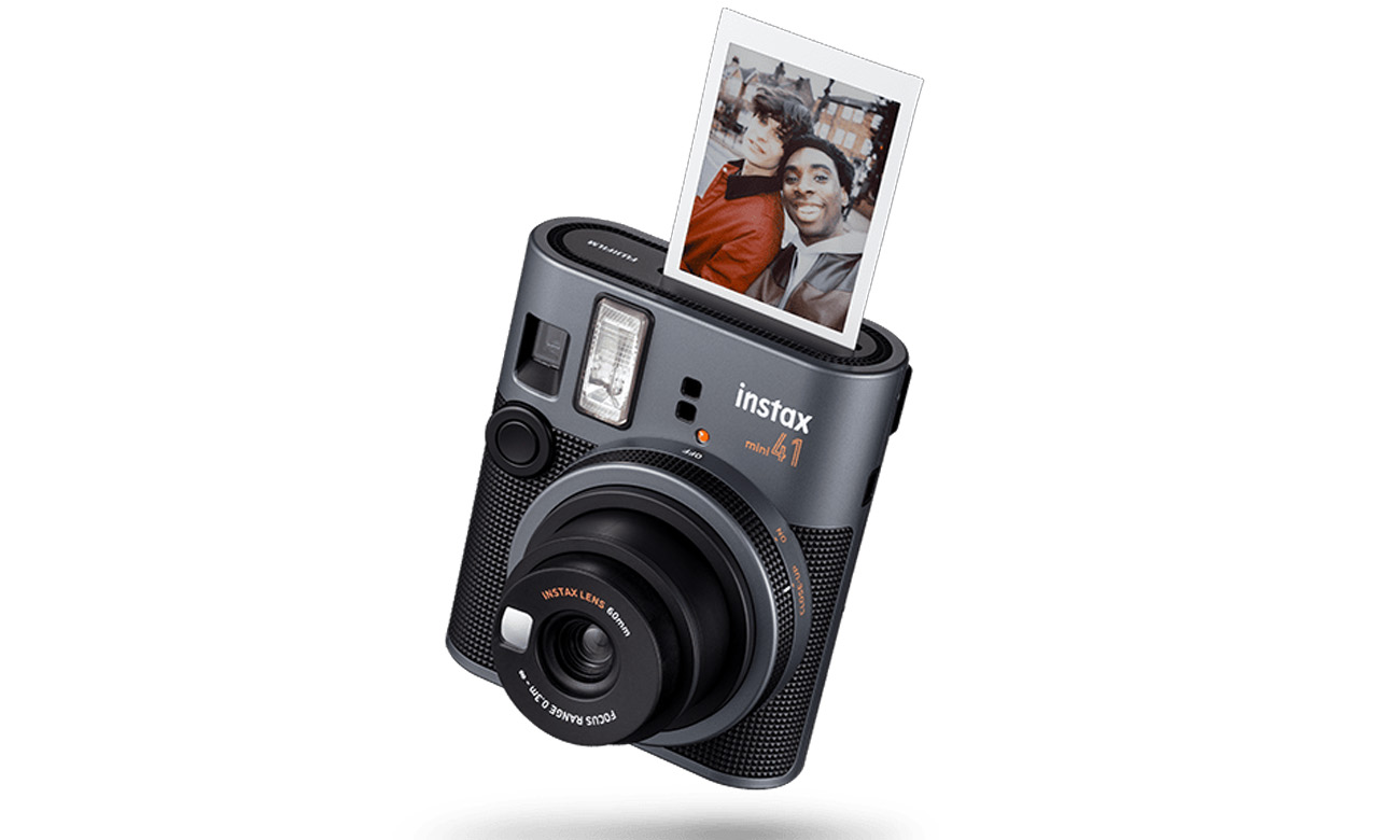 Aparat natychmiastowy Fujifilm Instax mini 41 drukujący zdjęcie selfie dwóch osób