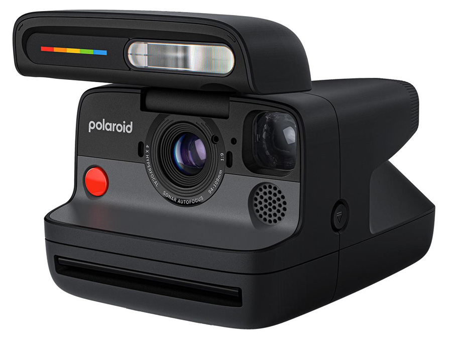 Nahaufnahme des schwarzen Sofortbildkamera Polaroid Flip mit rotem Knopf und schwarzem Objektiv, schräg gestellt, zeigt Details der Konstruktion