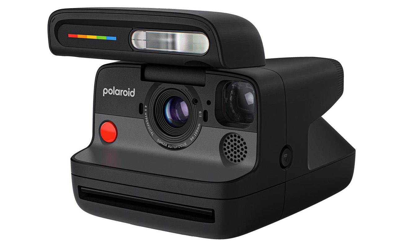 Nahaufnahme des schwarzen Sofortbildkamera Polaroid Flip mit rotem Knopf und schwarzem Objektiv, schräg gestellt, zeigt Details der Konstruktion