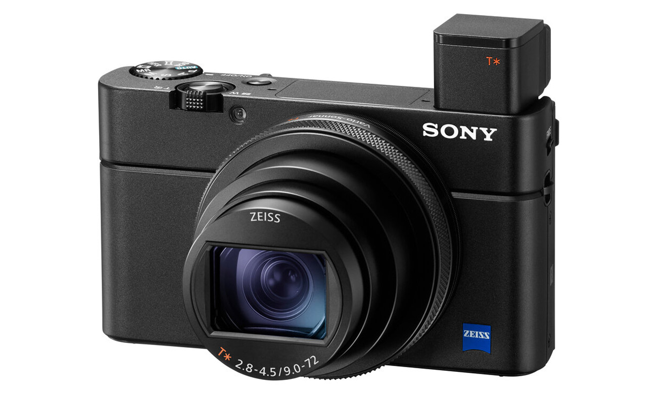 Vorderseite des kompakten Sony RX100 VII mit ausgefahrenem elektronischem Sucher und Objektiv
