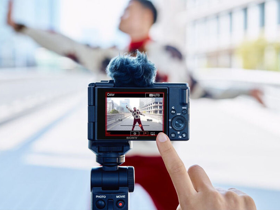 Vorschau des aufgenommenen Videos auf dem Bildschirm der Sony ZV-1 II Kamera mit einer Person im Hintergrund