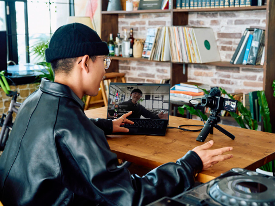 Person führt eine Live-Übertragung mit der Sony ZV-1 II Kamera durch, verbunden mit einem Laptop