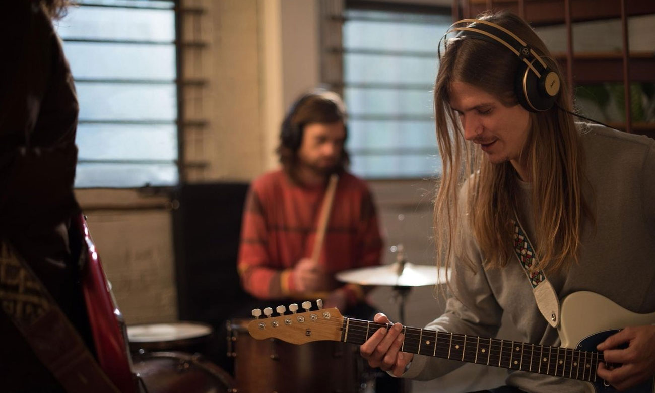 Gute akustische Isolation in den Monitor-Kopfhörern AKG K92