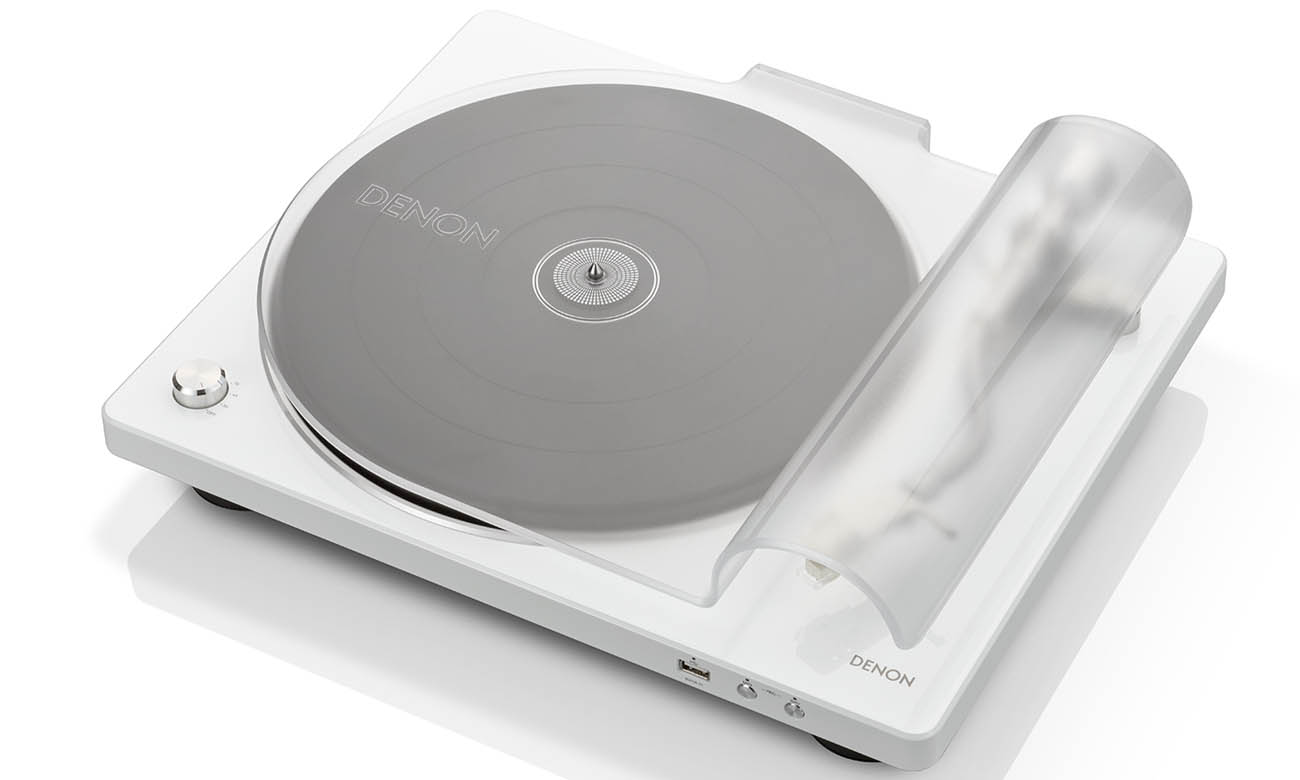 Modernes Aussehen des Denon DP-450USB Plattenspielers in Weiß