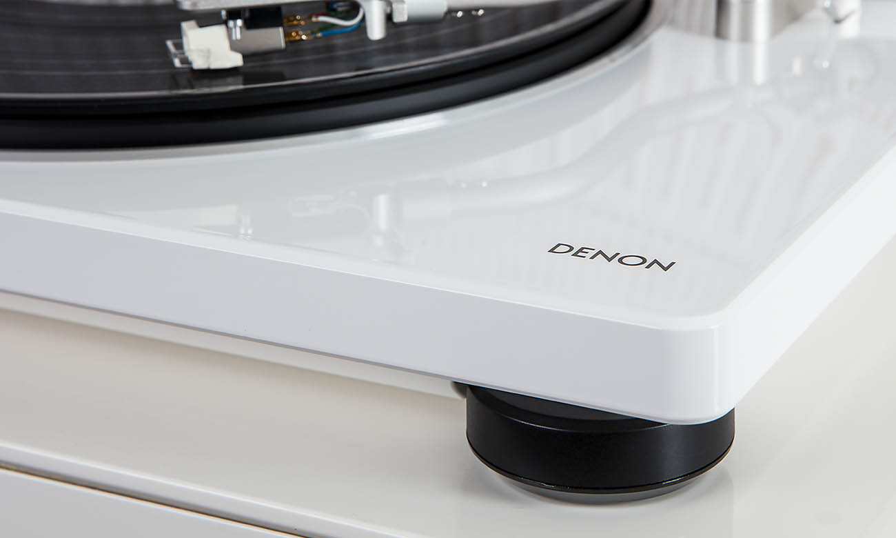 Modernes Aussehen des Denon DP-400 Plattenspielers in Weiß