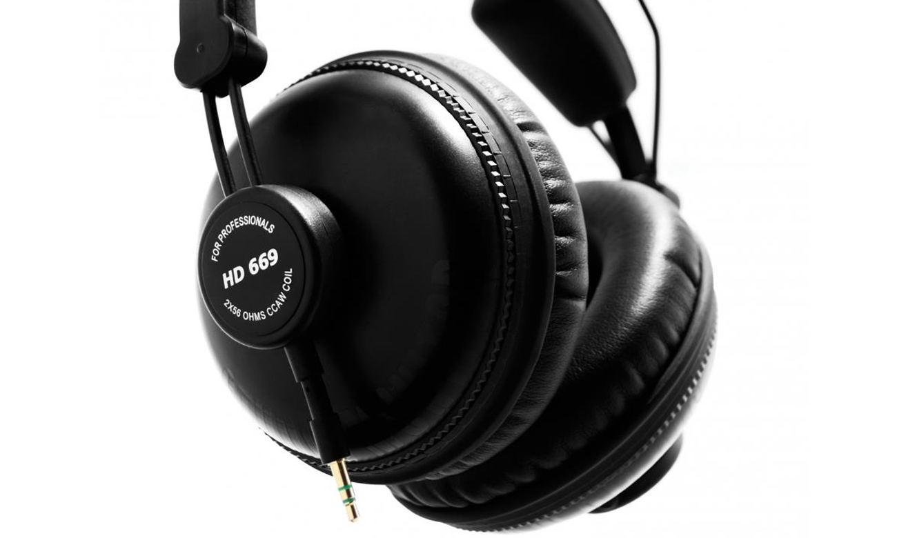 Kräftiger, klarer Klang aus den Superlux HD669 Kopfhörern