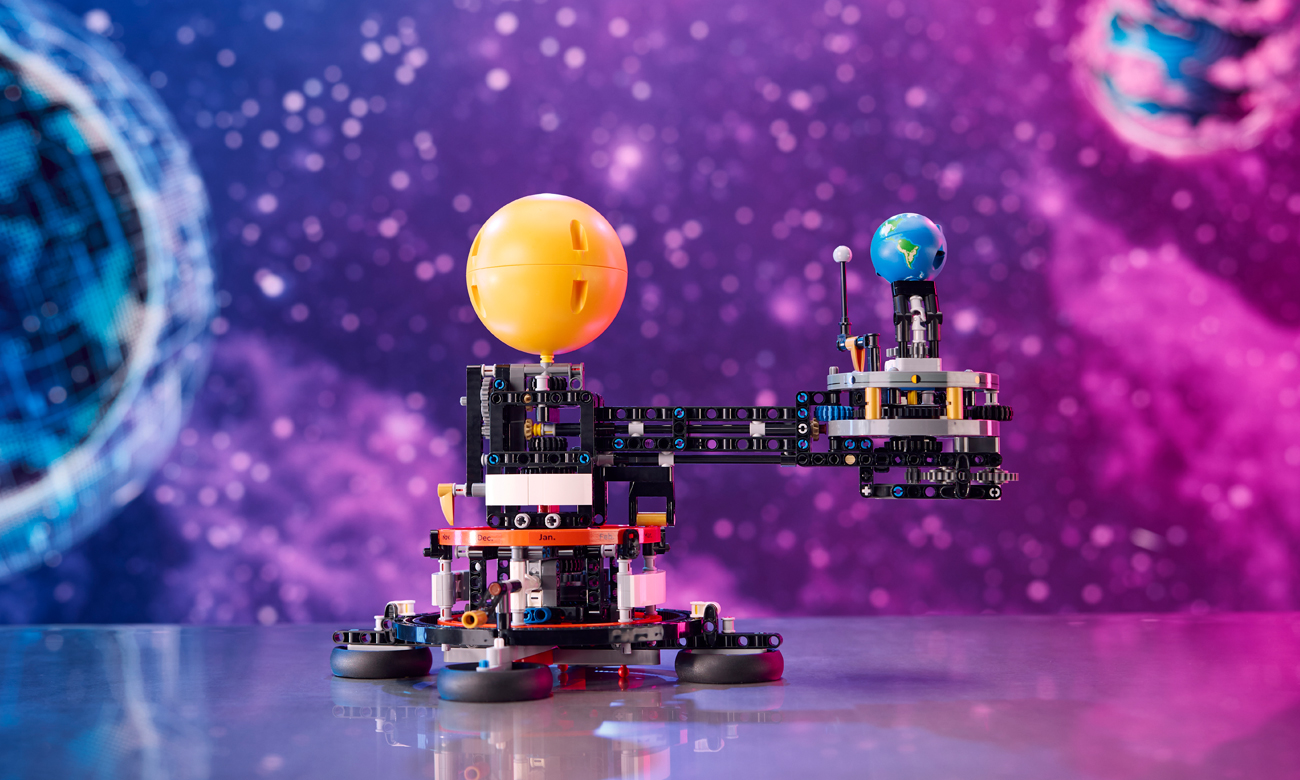 LEGO Technic Erde und Mond in der Umlaufbahn