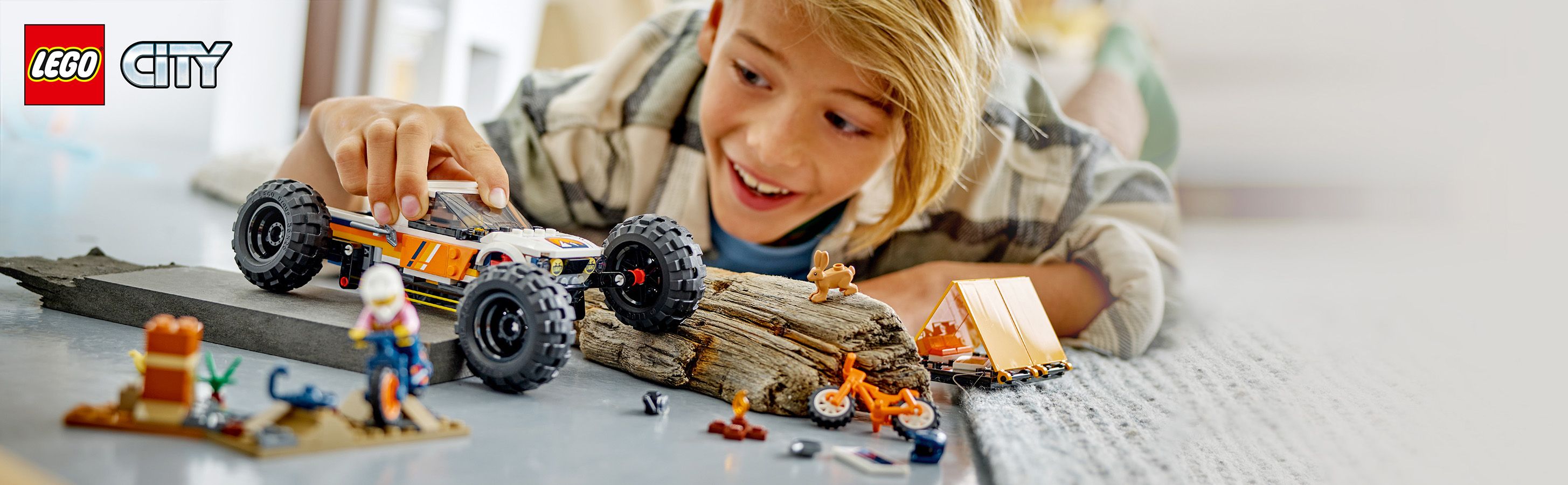 Set mit Geländewagen zum Campen